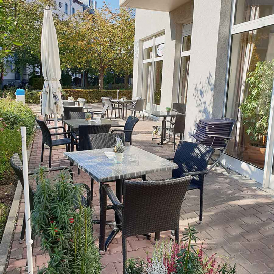 Terrasse vor Schuberts Cafe